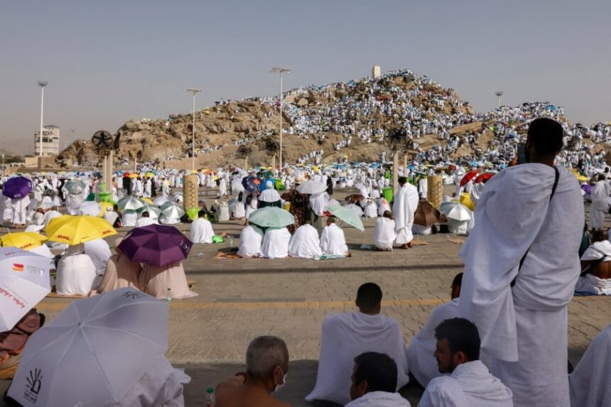 حجاج بيت الله الحرام على صعيد عرفات