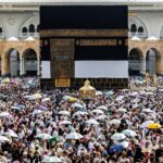حجاج بيت الله الحرام يؤدون المناسك في الكعبة المشرفة