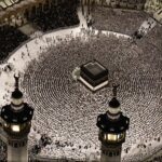 حشود من الحجاج يرمون الجمرات في منى