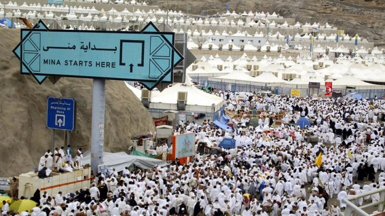 حجاج يرمون الجمرات في مشعر منى