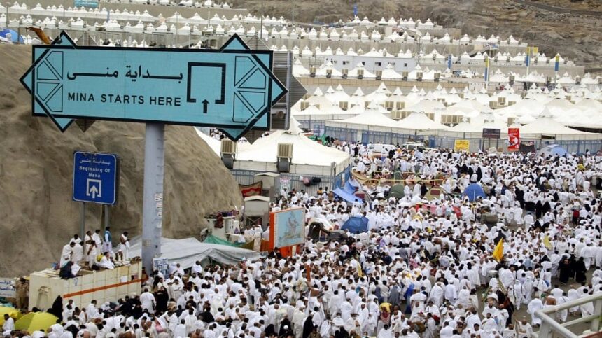 حجاج يرمون الجمرات في مشعر منى