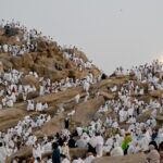 حجاج يرتدون الإحرام يؤدون المناسك حول الكعبة المشرفة