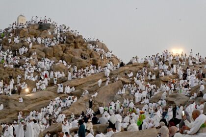 حجاج يرتدون الإحرام يؤدون المناسك حول الكعبة المشرفة