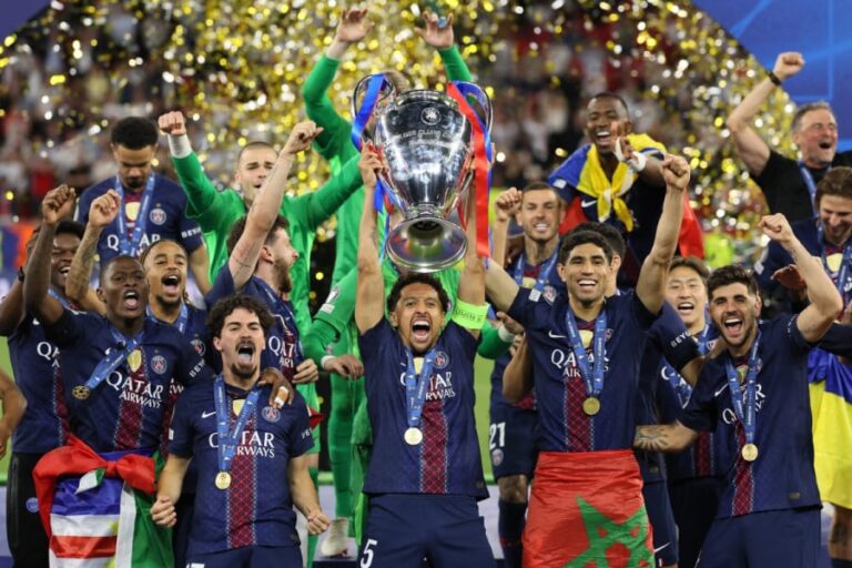 أشرف حكيمي يحتفل بلقب دوري أبطال أوروبا مع زملائه