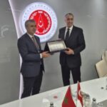 عبد اللطيف حموشي يصافح مسؤولاً تركياً بابتسامة