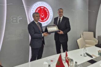 عبد اللطيف حموشي يصافح مسؤولاً تركياً بابتسامة