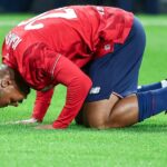 لاعب كرة قدم يتأمل على العشب