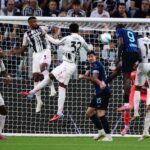 لاعب كرة قدم فرنسي ماركوس تورام يحاول ضرب الكرة برأسه