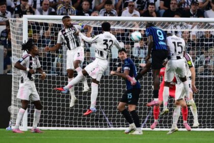 لاعب كرة قدم فرنسي ماركوس تورام يحاول ضرب الكرة برأسه