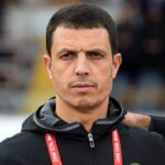 جمال السلامي بقميص أسود يقدم تصريحاً صحفياً