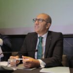 الرئيس جواد الزيات يتحدث خلال اجتماع رسمي