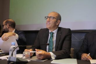 الرئيس جواد الزيات يتحدث خلال اجتماع رسمي