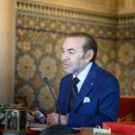 صورة للملك محمد السادس وهو يرتدي بدلة زرقاء وربطة عنق