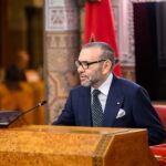 صورة جانبية لجلالة الملك محمد السادس بنظارته.