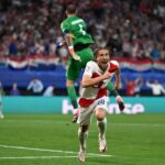 لوكا مودريتش، لاعب كرة قدم يحمل الرقم 10، في لقطة داخل الملعب.