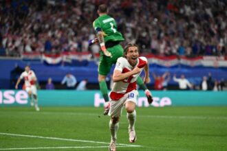 لوكا مودريتش، لاعب كرة قدم يحمل الرقم 10، في لقطة داخل الملعب.