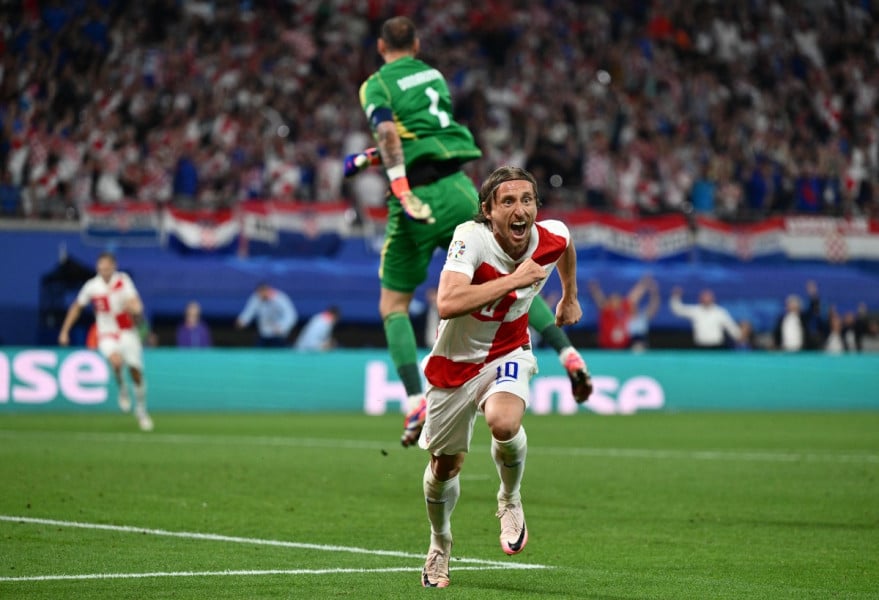 لوكا مودريتش، لاعب كرة قدم يحمل الرقم 10، في لقطة داخل الملعب.