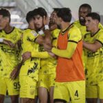 لاعبو المغرب الفاسي يحتفلون بالفوز في الملعب