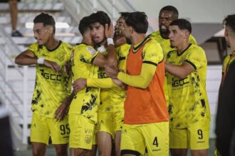 لاعبو المغرب الفاسي يحتفلون بالفوز في الملعب
