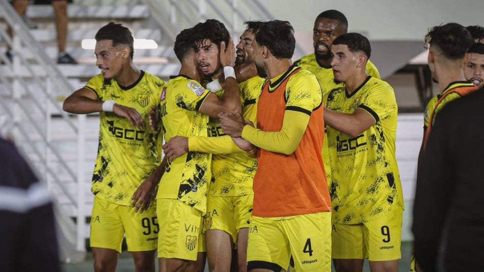 لاعبو المغرب الفاسي يحتفلون بالفوز في الملعب