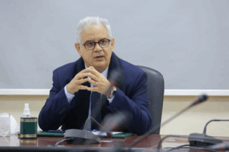 الوزير نزار بركة يتحدث في اجتماع رسمي