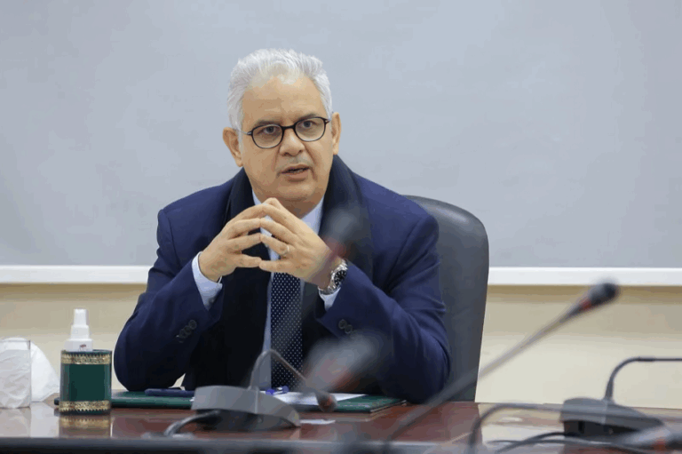الوزير نزار بركة يتحدث في اجتماع رسمي