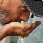 رجل يشرب الماء من مبرد قديم بالدار البيضاء