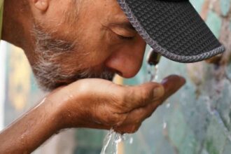 رجل يشرب الماء من مبرد قديم بالدار البيضاء