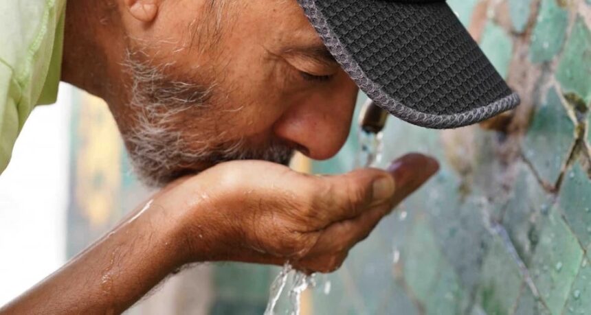 رجل يشرب الماء من مبرد قديم بالدار البيضاء