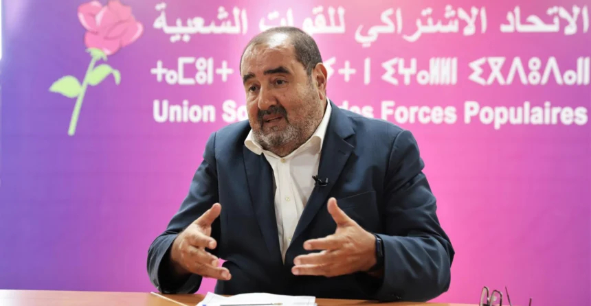 رجل يلقي خطابا أمام لافتة بنفسجية