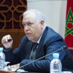 عبد الوافي لفتيت يتحدث أمام ميكروفون