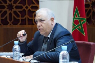 عبد الوافي لفتيت يتحدث أمام ميكروفون