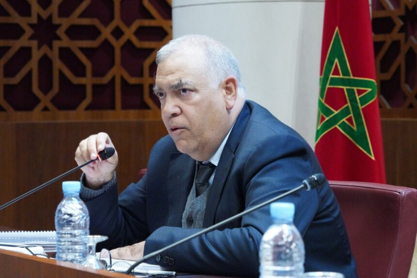 عبد الوافي لفتيت يتحدث أمام ميكروفون