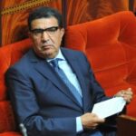 رجل يجلس خلف منبر في البرلمان