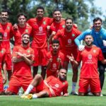 لاعبو المنتخب المغربي يتدربون في ملعب كرة قدم