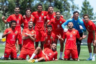 لاعبو المنتخب المغربي يتدربون في ملعب كرة قدم