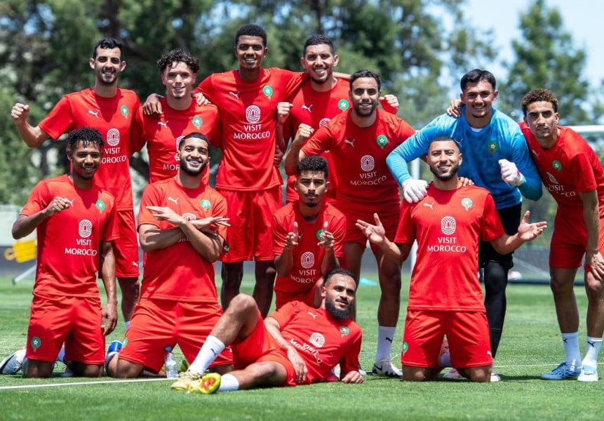 لاعبو المنتخب المغربي يتدربون في ملعب كرة قدم