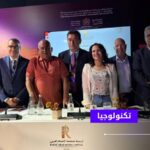 مجموعة رجال يلتقطون صورة جماعية