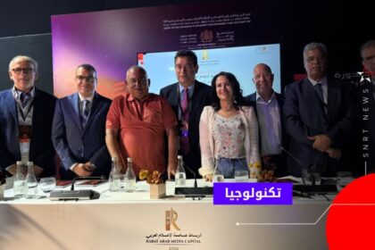 مجموعة رجال يلتقطون صورة جماعية