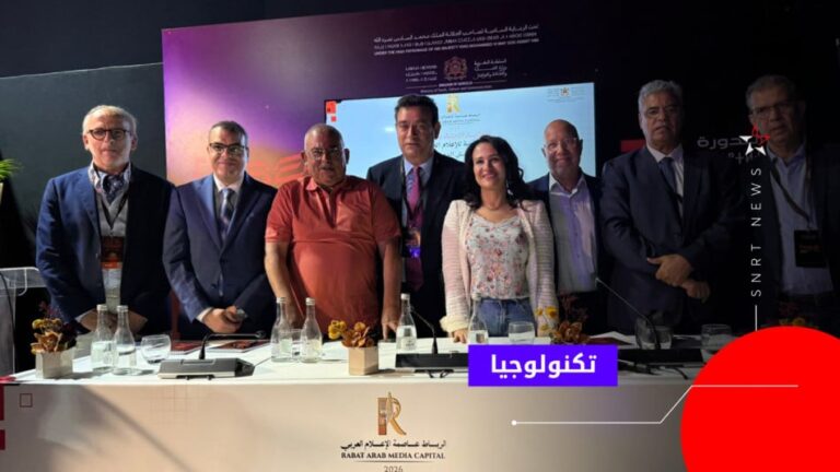 مجموعة رجال يلتقطون صورة جماعية