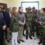 لقطة جماعية لوفد عسكري ومدني رفيع المستوى.