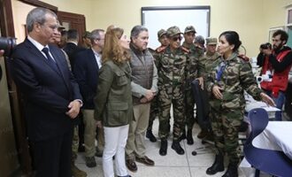 لقطة جماعية لوفد عسكري ومدني رفيع المستوى.