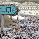 حجاج يرتدون الإحرام الأبيض في مشعر منى