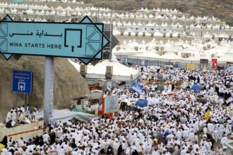 حجاج يرتدون الإحرام الأبيض في مشعر منى