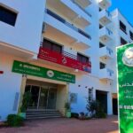 مبنى حديث بواجهة زجاجية