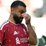 محمد صلاح يمسح دموعه بقميص ليفربول.