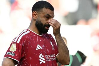 محمد صلاح يمسح دموعه بقميص ليفربول.