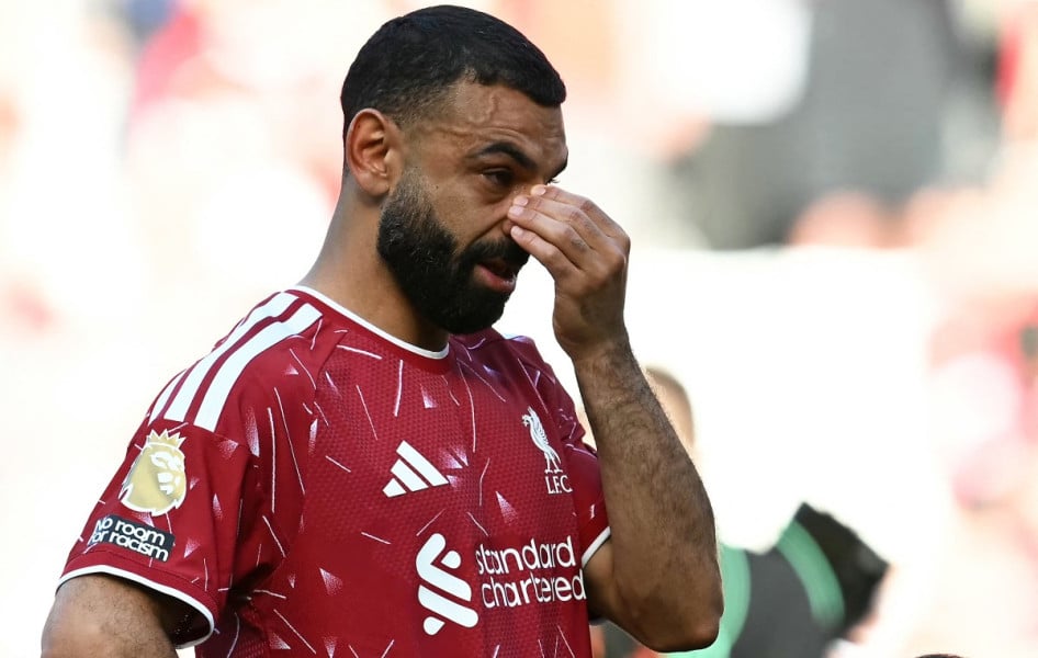 محمد صلاح يمسح دموعه بقميص ليفربول.