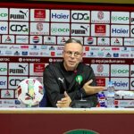 المدرب محمد وهبي بجانب لاعب في مباراة كرة قدم