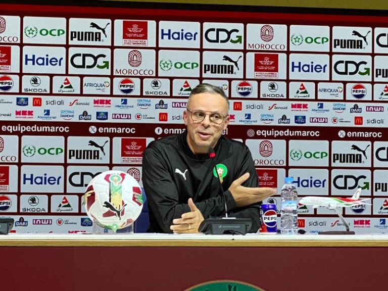 المدرب محمد وهبي بجانب لاعب في مباراة كرة قدم